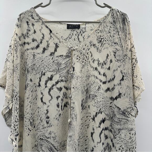 ASTR The Label Cream & Black Animal Print High‎ Low Shear Tunic Top Size S - Picture 2 of 10